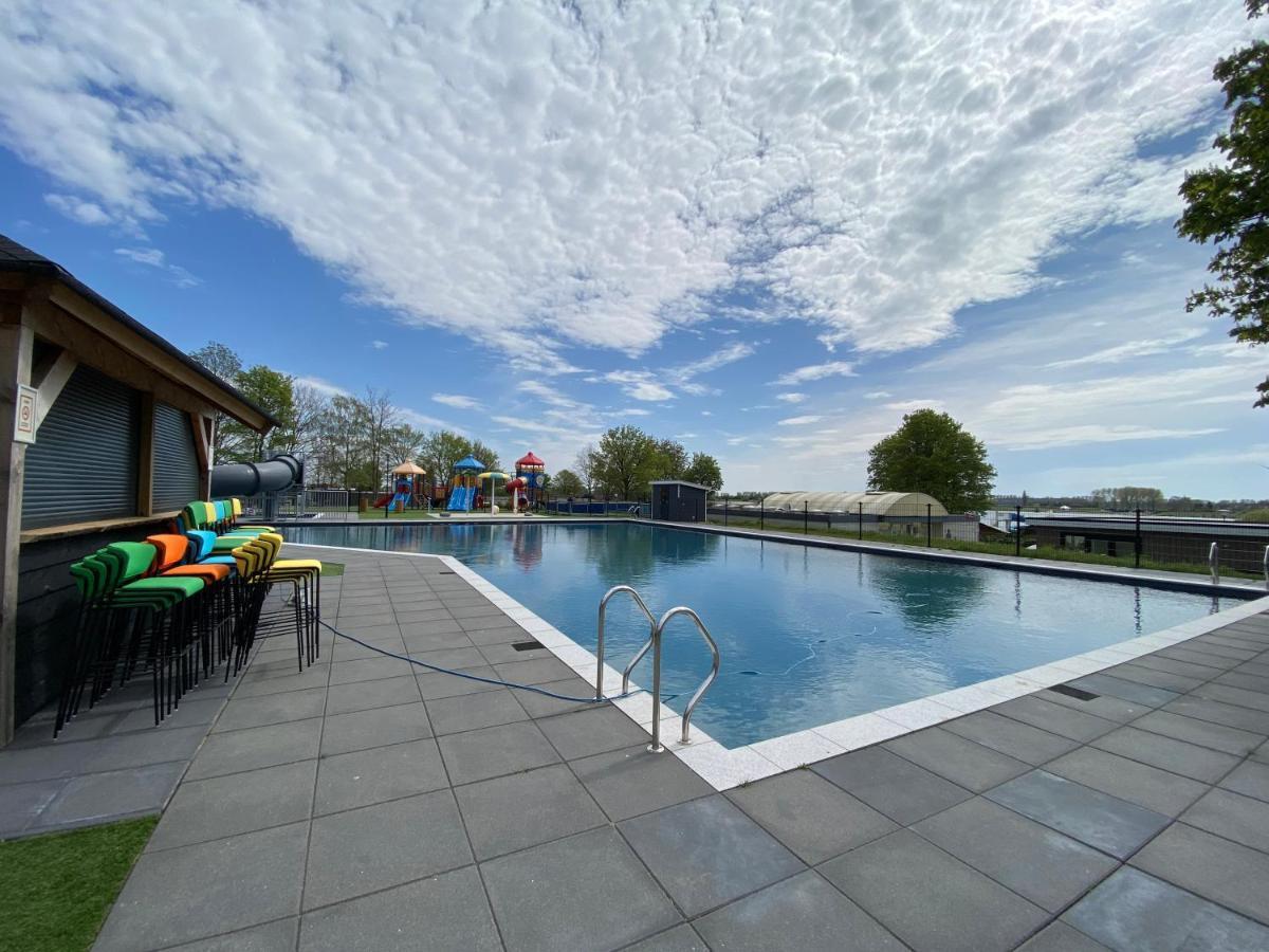 Luxus Cube Ferienhaus Chalet Am See Mit Schwimmbad In Lathum Nl 外观 照片
